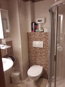 y baño con aseo, lavabo y ducha. en Apartment 216 NiM Vučko, en Jahorina