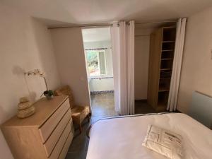 - une chambre avec un lit, une commode et une fenêtre dans l'établissement Lavandaline, à Entrecasteaux