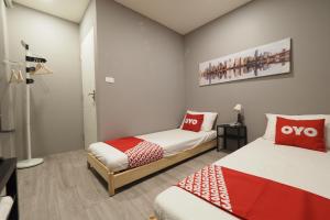 Zimmer mit 2 Betten mit roten und weißen Kissen in der Unterkunft OYO 615 Bossa House Hostel & Cafe in Bangkok