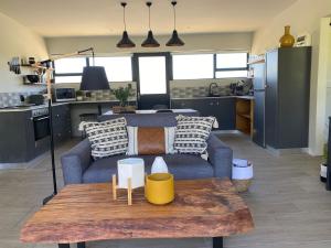 Kingsbrook Pods في كلارينس: غرفة معيشة مع أريكة وطاولة
