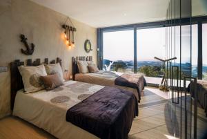 Giường trong phòng chung tại Ibiza style Barcelona luxury Villa