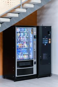 una máquina expendedora de bebidas dentro de un edificio en Märjamaa spordihoone, en Märjamaa