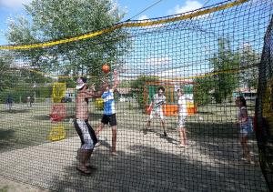 Chaillé-les-MaraisCamping l'île Cariot的一群人在击球笼里打篮球