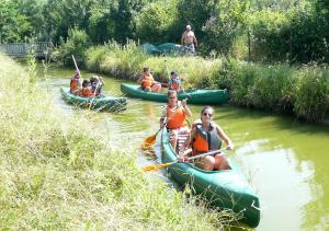 Chaillé-les-MaraisCamping l'île Cariot的一群人划着皮艇在河上
