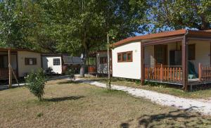 eine Gruppe von Mobilheimen, die auf einem Hof geparkt sind in der Unterkunft International Family Camping Village Riccione in Riccione