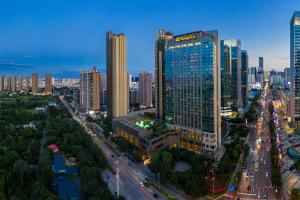 eine Luftansicht einer Stadt mit hohen Gebäuden in der Unterkunft Shangri-La Shenyang in Shenyang