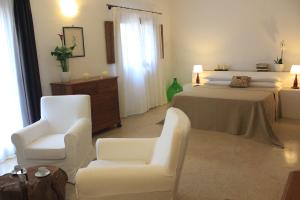 a hotel room with a toilet, sink, and bathtub at Masseria Zambardo in San Vito dei Normanni