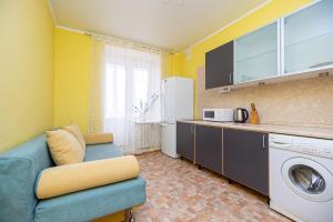 Kitchen o kitchenette sa Apartment on Chistopolskaya 66