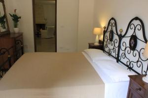 A bed or beds in a room at Masseria Zambardo Még 28 kép