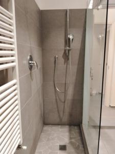 La salle de bains est pourvue d'une douche avec une porte en verre. dans l'établissement Zio Toto', à Bologne