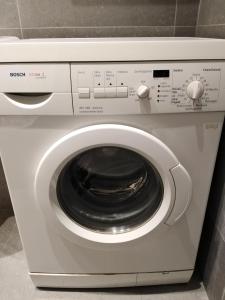ボローニャにあるZio Toto'の白い洗濯機(黒い蓋付)
