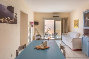 ein Wohnzimmer mit einem blauen Tisch und einem Sofa in der Unterkunft Baia de Bahas Residence in Golfo Aranci + 37 Fotos