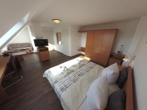 1 dormitorio con 1 cama y 1 sofá en una habitación en Hotel Kaiser en Mönchengladbach