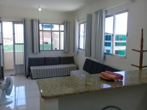 sala de estar con sofá y mesa en Acomodações Araujo, en Arraial do Cabo