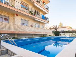 einem Pool vor einem Gebäude in der Unterkunft Sunny apartment 3 blocks to the beach in Castelldefels