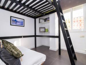 Zimmer mit einem Hochbett und einem Fenster in der Unterkunft Sunny apartment 3 blocks to the beach in Castelldefels