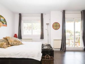 Postel nebo postele na pokoji v ubytování Sunny apartment 3 blocks to the beach + 16 fotografií