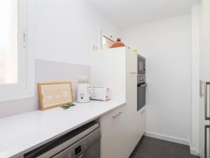 Kuchyň nebo kuchyňský kout v ubytování Sunny apartment 3 blocks to the beach