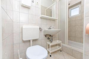 Koupelna v ubytování Apartments Manda