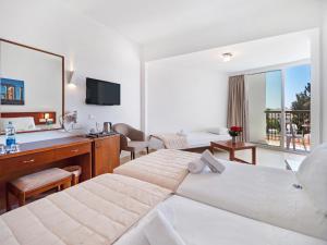 TV a/nebo společenská místnost v ubytování Avlida Hotel