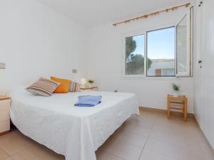 MontjoysにあるApartment Santa Lucia by Interhomeの白いベッドルーム(ベッド1台、窓付)