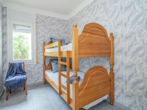 מיטה או מיטות קומותיים בחדר ב-Apartment Villa Hydra by Interhome