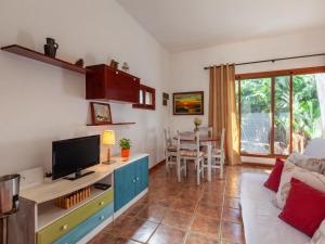 sala de estar con sofá, TV y mesa en Holiday Home Los Jablitos by Interhome, en Las Indias