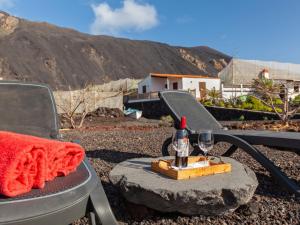 un tavolo con una bottiglia di vino e un bicchiere di Holiday Home Los Jablitos by Interhome a Las Indias