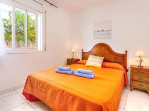 1 dormitorio con 1 cama con 2 toallas en Holiday Home La Chumberita by Interhome, en Llançà