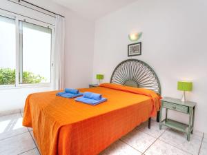 een slaapkamer met een bed met twee blauwe handdoeken erop bij Holiday Home Don Quijote by Interhome in Llança