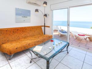 een woonkamer met een bank en een glazen tafel bij Holiday Home Don Quijote by Interhome in Llança