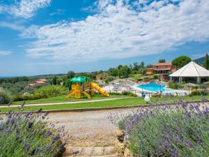 Bazén v ubytování Apartment Il Felciaione-3 by Interhome nebo v jeho okolí