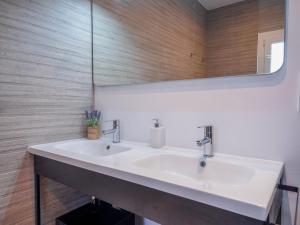 モライラにあるHoliday Home Encinas by Interhomeのバスルーム(白い洗面台、鏡付)