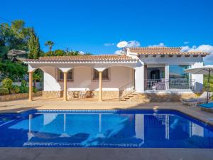 une villa avec une piscine et une maison dans l'établissement Holiday Home Encinas by Interhome, à Moraira