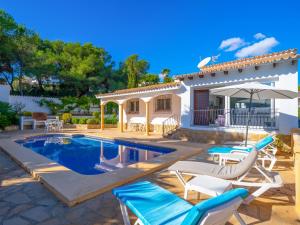 une villa avec une piscine et une maison dans l'établissement Holiday Home Encinas by Interhome, à Moraira