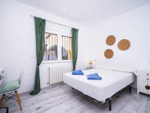 - une chambre avec un lit, une chaise et une fenêtre dans l'établissement Holiday Home Encinas by Interhome, à Moraira