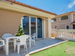 Budova, kde se apartmán nachází + 26 fotografií