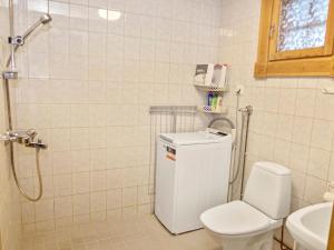 ルカにあるHoliday Home Rukan vaarala 2 c 3 by Interhomeのバスルーム(シャワー、トイレ、シンク付)
