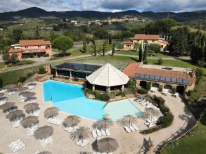 Bazén v ubytovaní Apartment Il Felciaione-5 by Interhome alebo v jeho blízkosti