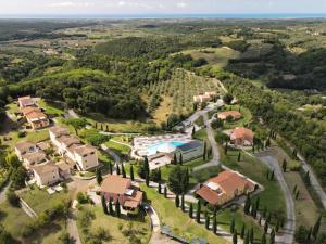 una vista aérea de una casa con piscina y árboles en Apartment Il Felciaione-2 by Interhome, en Riparbella