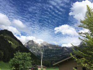 vista su una catena montuosa con nuvole nel cielo di Apartment Rothenbach by Interhome a Lenk