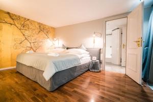 a bedroom with a large bed and a wooden floor at Deidesheimer Hof in Deidesheim