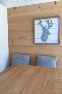 - une chambre avec une table en bois et 2 chaises dans l'établissement Apartment Turmalin 2- Stock by Interhome, à Lenk im Simmental