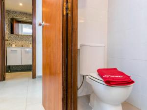 A bathroom at Apartment Roses Holiday Center-2 by Interhome