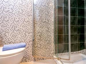 A bathroom at Apartment Roses Holiday Center-2 by Interhome