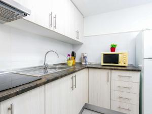 A kitchen or kitchenette at Apartment Roses Holiday Center-2 by Interhome