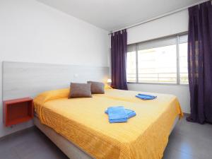 A bed or beds in a room at Apartment Roses Holiday Center-2 by Interhome