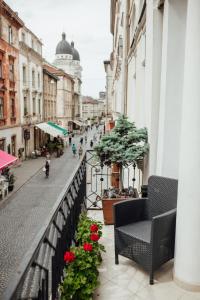 een balkon met rode bloemen in een stadsstraat bij Apart-hotel Horowitz in Lviv