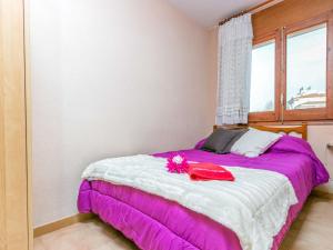 ロザスにあるApartment El colibri II-2 by Interhomeのベッドルーム1室(ピンクと白の毛布付きのベッド1台付)