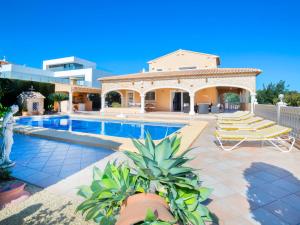 eine Villa mit Swimmingpool und ein Haus in der Unterkunft Holiday Home Del Pozo by Interhome in Calpe